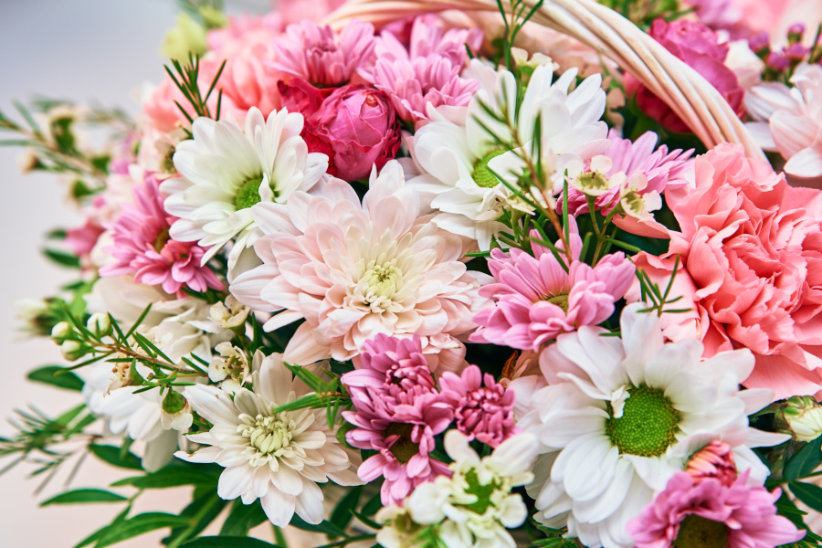 Bunter Blumenstrauß mit rosa und weißen Blüten in Nahaufnahme.
