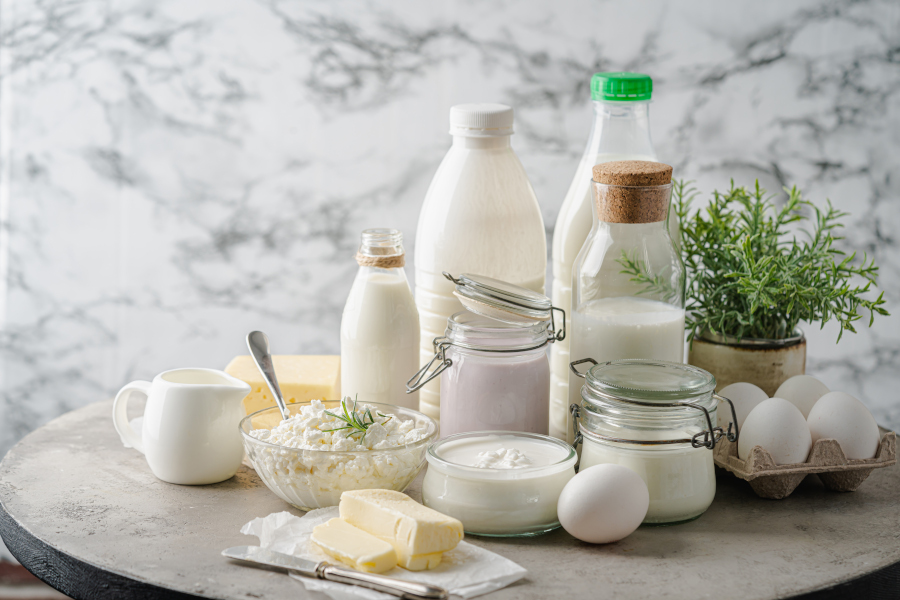 Verschiedene Milchprodukte und Eier auf einem Tisch.